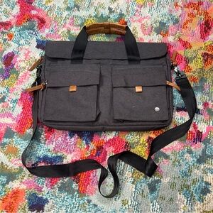 Sleek Black Messenger Bag with Durable Design